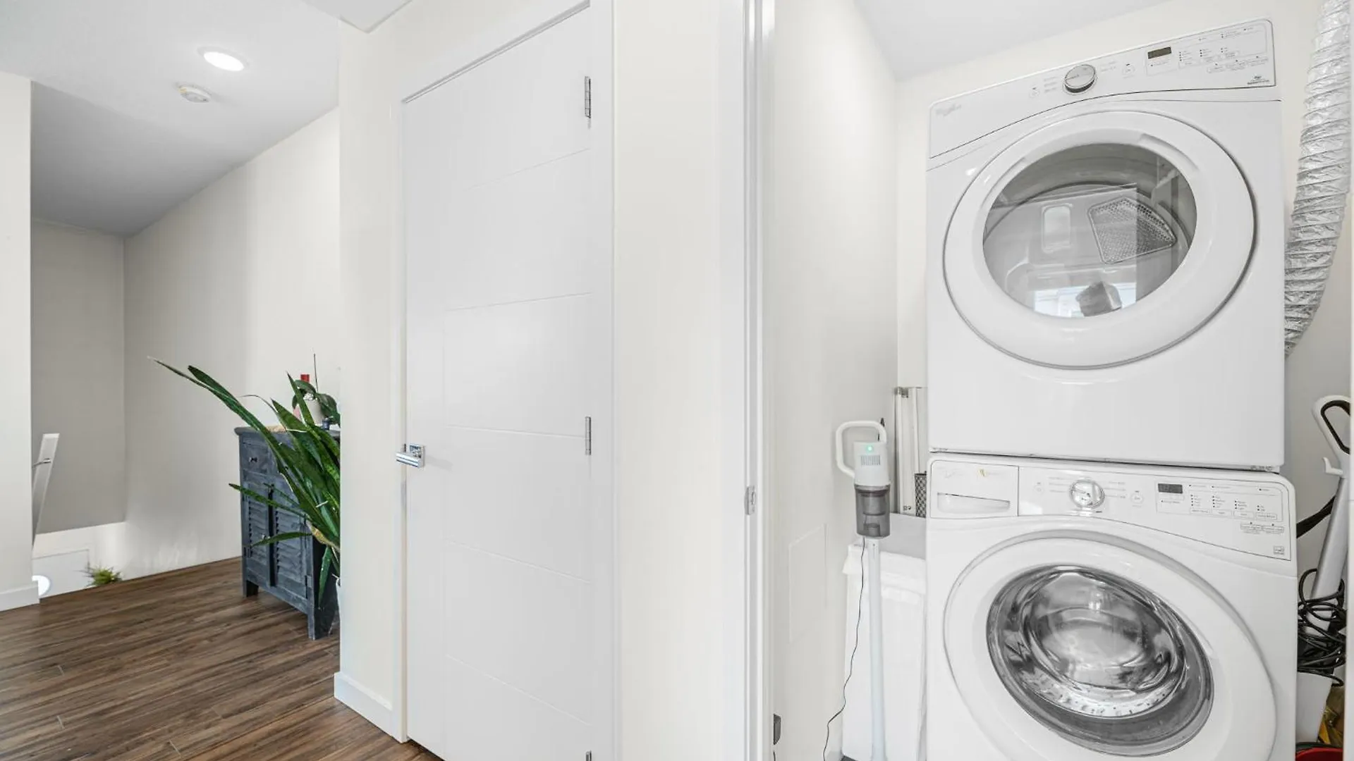 Apartment The Iris - Downtown Condo With A/C In Mission Calgary